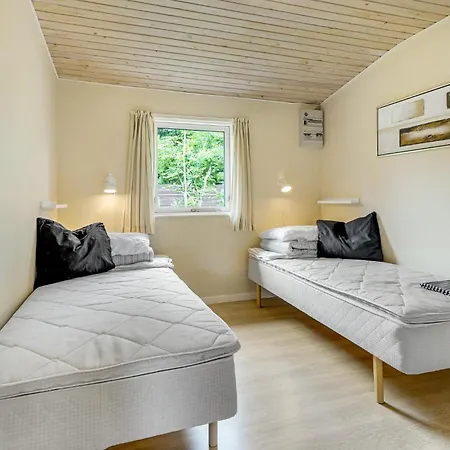 3 Bedroom Beautiful In Vaeggerlose Feriehus Bøtø By